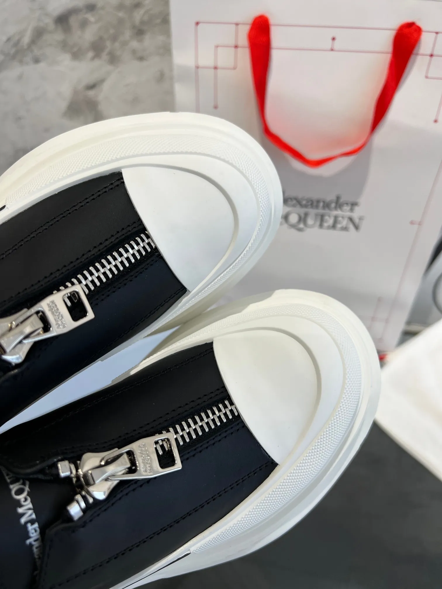 👟👟Ex-factory price 560👟👟 Women's shoes, women's clothing, men's size +10 Mc Queen, always in stock [Rose] McQueen [Rose] Dad shoes [Rose] ss early spring first release‼ ️‼ ️The latest Milan Fashion Week T-stage catwalk model, the unique and personalized design is very classy on the feet, and the round toe design allows the toes to be completely released. I spent a lot of money to buy multiple pairs of the originals and dismantled them and made replicas. Many celebrities such as Guli Nazha, Wu Lei, and Internet celebrity bloggers have endorsed Xiaohongshu’s popular products, and the products are sold out at the counters! Fabric: Imported cowhide fabric Lining: Imported silk sheepskin Foot: Imported silk sheepskin Size: 35-40 for women and 40-44 for men Packing: Original full set of packaging Outsole: 5 cm higher, top original version